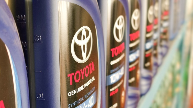 toyota motor oil bottles