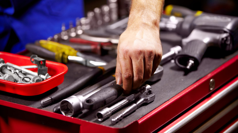 Hand grabbing tools