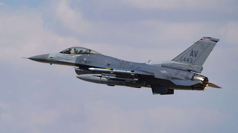 A General Dynamics F-16 mid-flight, side view
