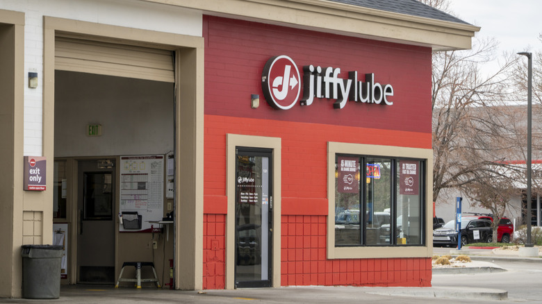 Close shot of front of Jiffy Lube location in Fort Collins, Colorado