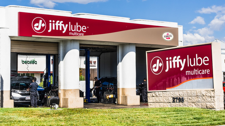 Close shot of front of Jiffy Lube location in Santa Clara, California