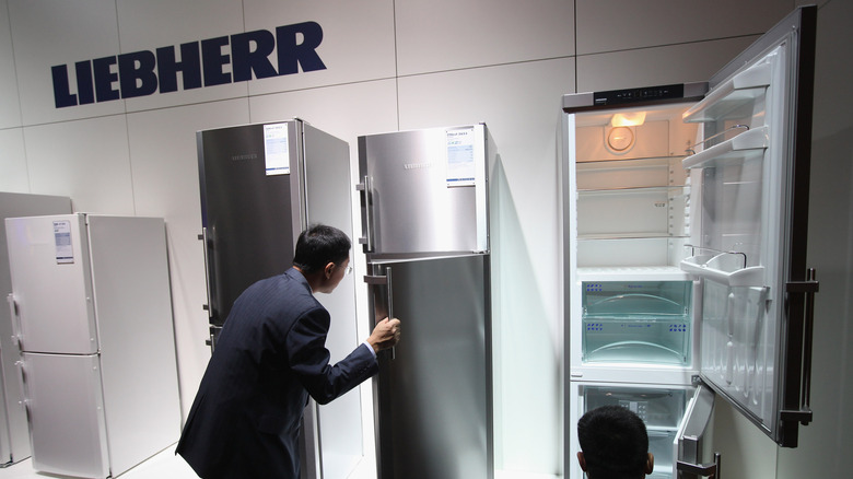 Відвідувачі відкривають і розглядають холодильники Liebherr на виставці IFA