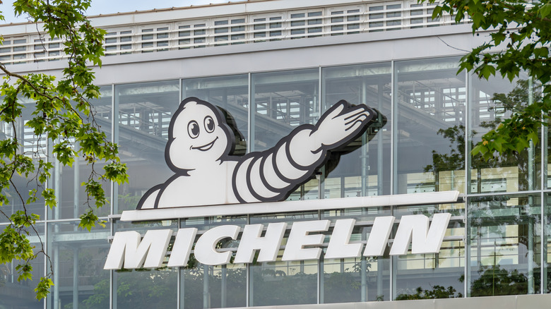 Señal y logotipo en el edificio de la sede de Michelin en Clermont-Ferrand, Francia