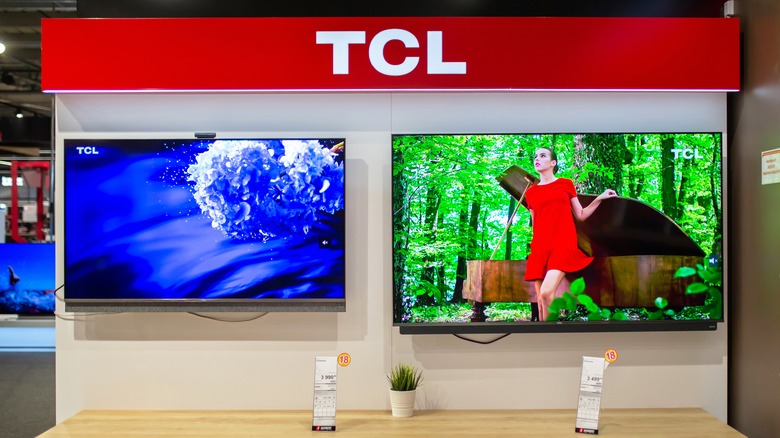 „TCL“ televizijos įrenginiai eksponuojami fizinėje parduotuvėje