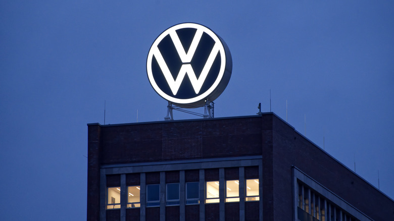 Signal da sede da Volkswagen à noite