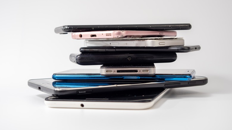 smartphones antigos em uma pilha