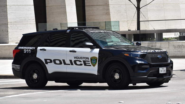 Ford explorer police car sitting at an intersection