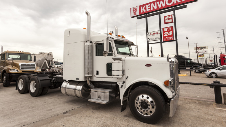 A white Peterbilt Model 389 Semitrailer Truck at a dealership in the United States