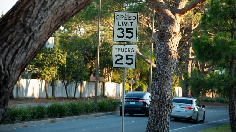 Speed limit sign saying 35 for cars and 25 for trucks