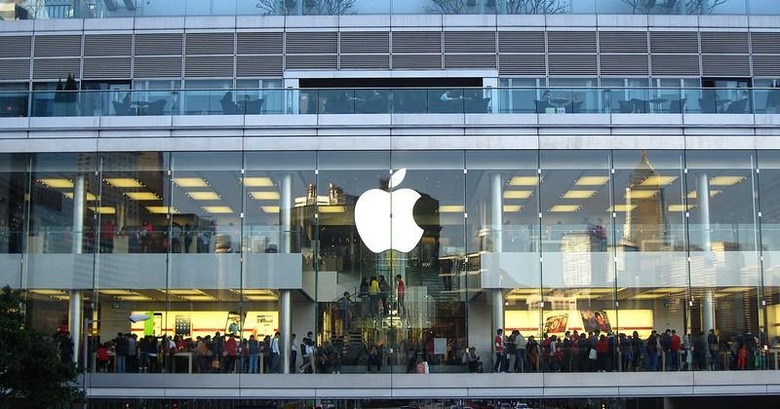 packed_apple_store