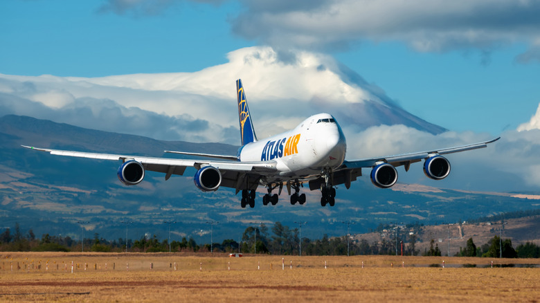 Being 747 landing at airport