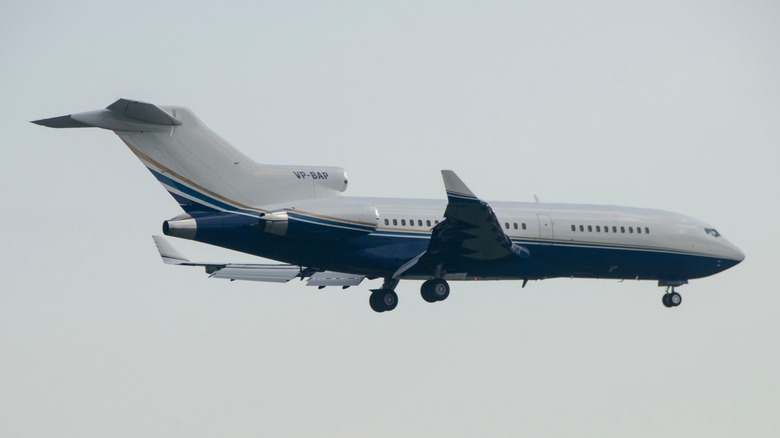 A Boeing preparing to land