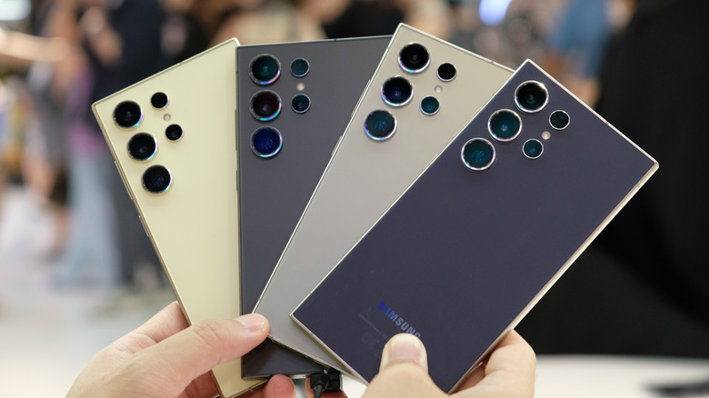 Person holding different colors of the Galaxy S24 Ultra