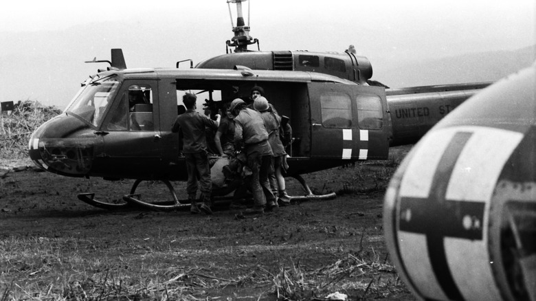 Soldado herido que está siendo cargado en un helicóptero Medivac en el campo de batalla