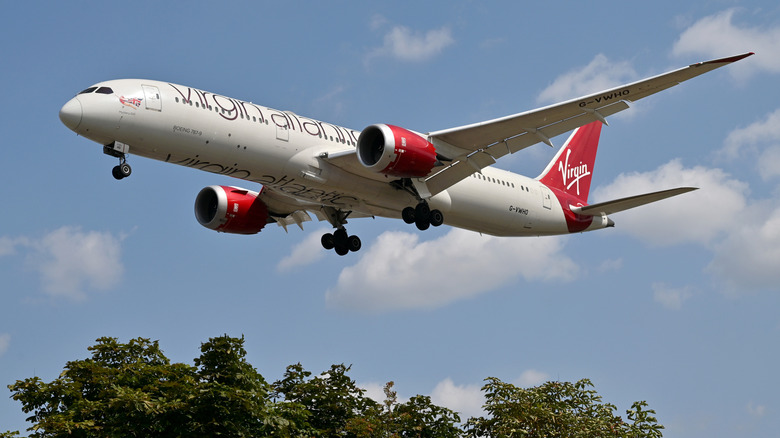 Boeing 787 Dreamliner approaching