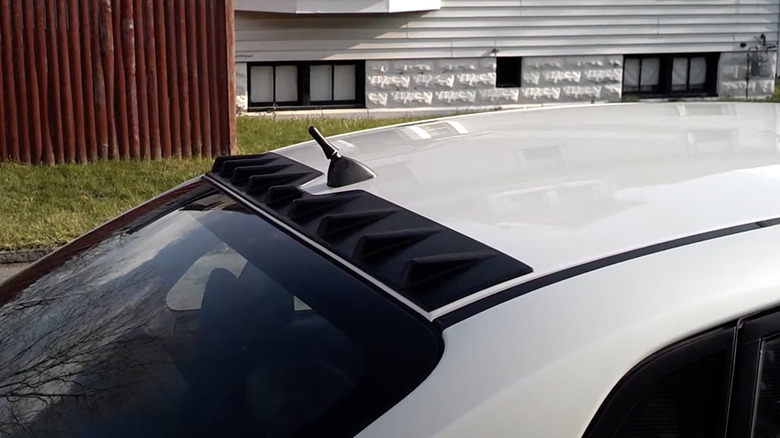 Car with old antenna and vortex generators