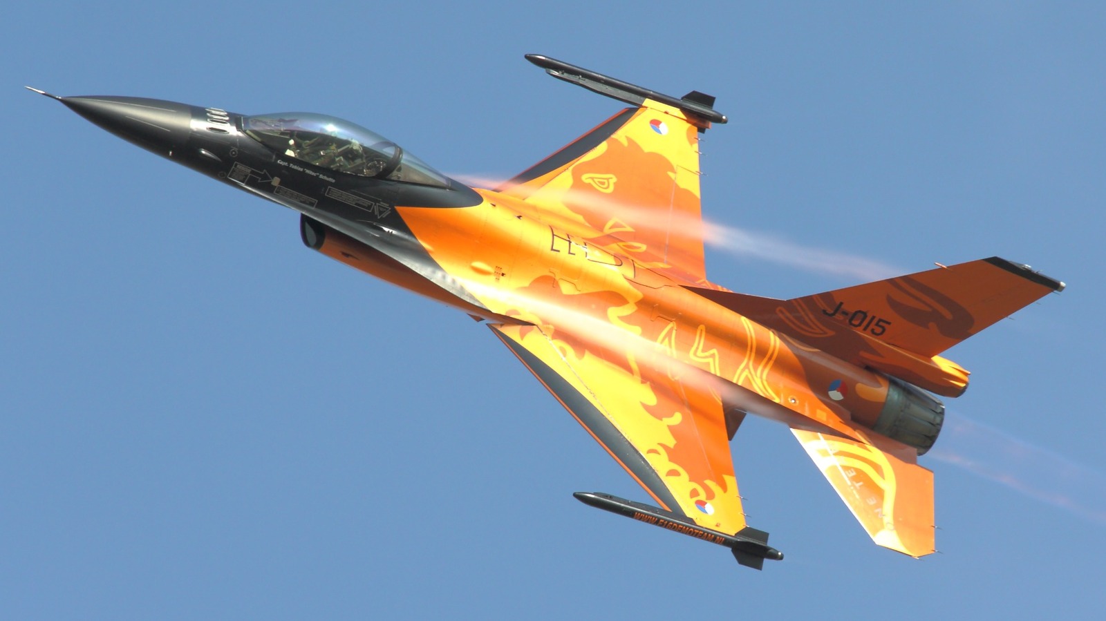 Why Do Some Fighter Jets Carry Missiles On Their Wingtips?