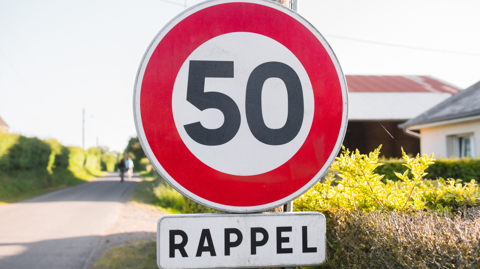 Why Do Some French Speed Limit Signs Say 'Rappel'?
