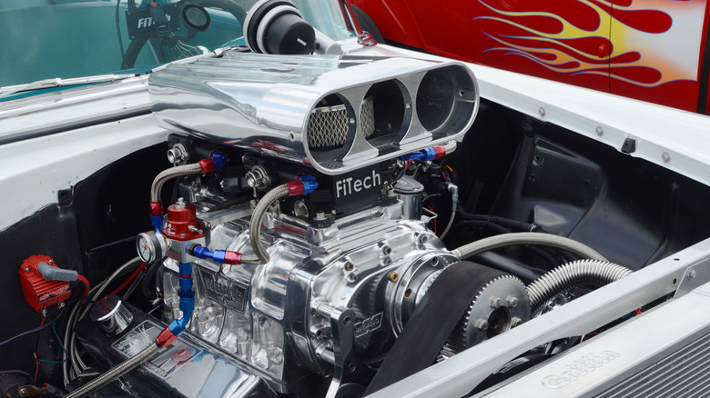 V8 engine equipped with Roots-type supercharger and air scoop