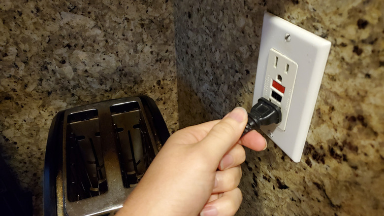Plugging a toaster into a GFCI outlet