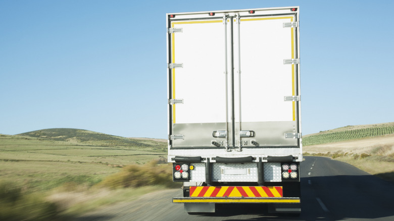 The rear of semi-truck with no license plate
