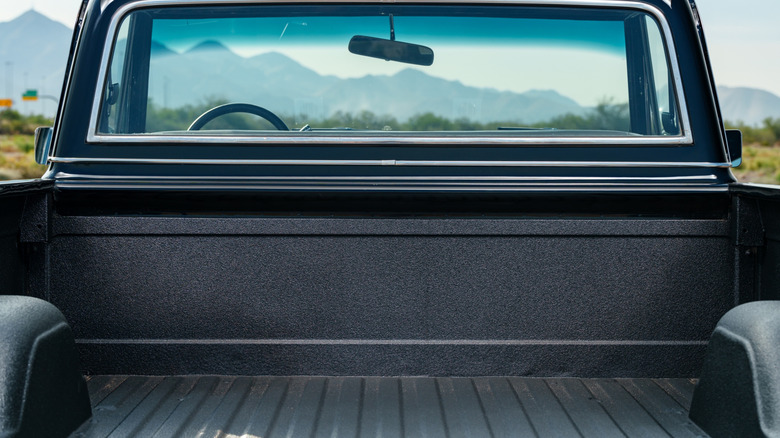 Truck bed with wheel wells