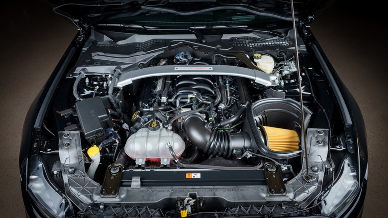 V8 engine in Ford Mustang front-view
