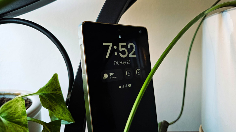 Samsung Galaxy S25 Ultra showing a clock