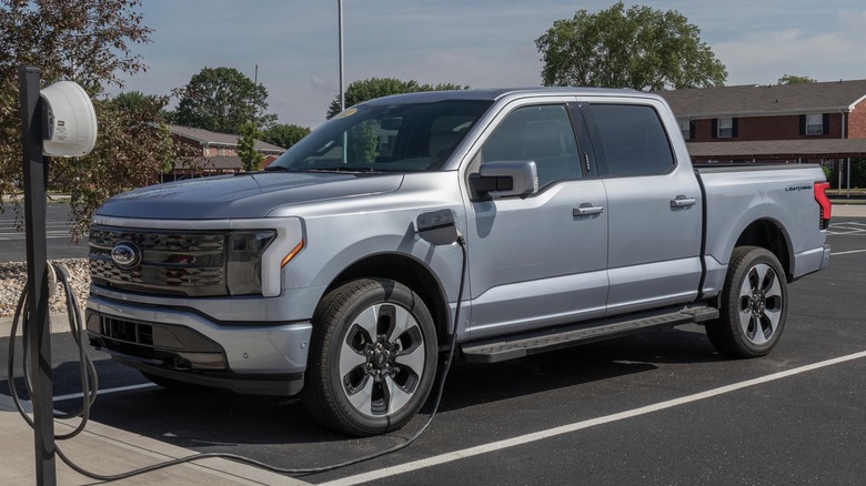 Ford F-150 Lightning carregando