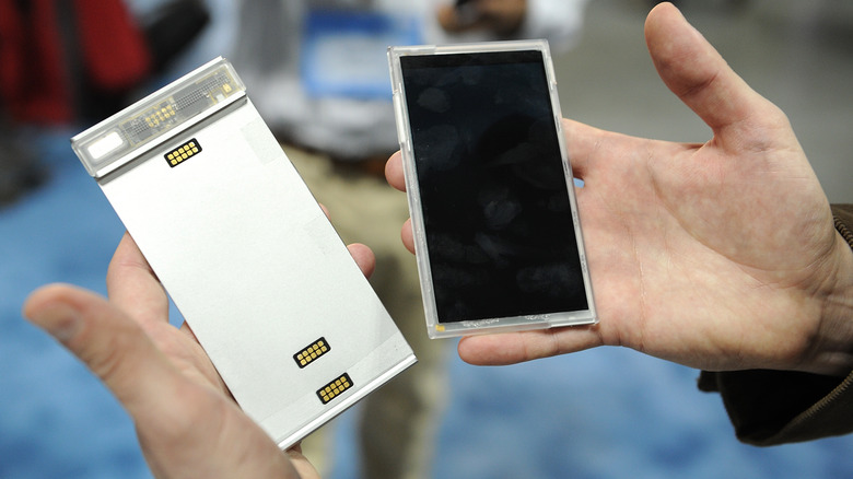 Person demoning a modular phone.