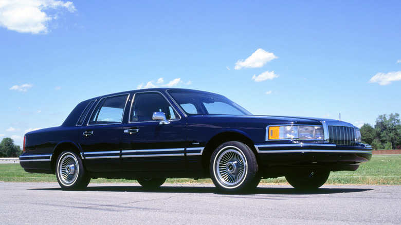 1991 Lincoln Town Car equipped with a 4.6L 2V, front-right 3/4 view
