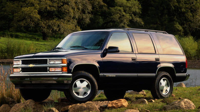 Front 3/4 view of a blue 1999 Chevrolet Tahoe that comes with a Vortec 5300 engine
