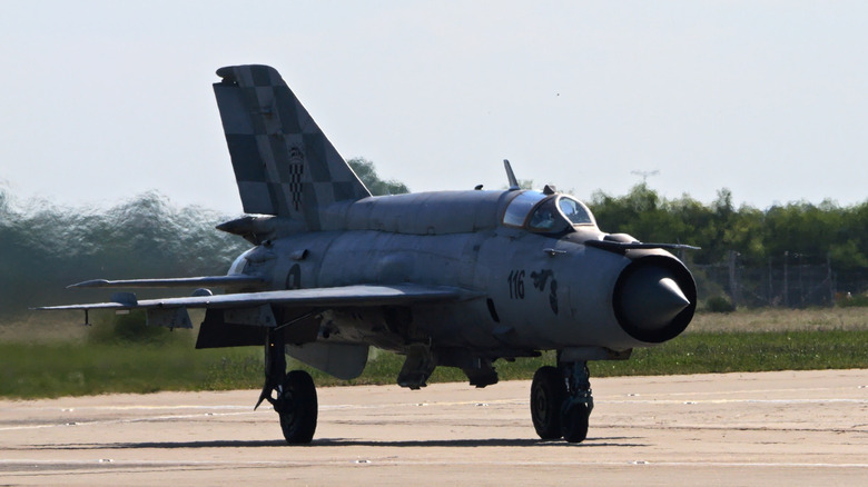 A MiG-21 fighter jet.