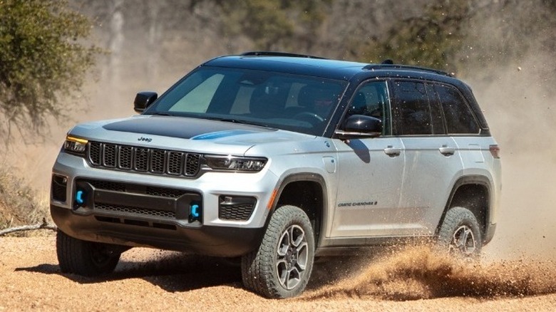 WL Grand Cherokee Trailhawk trim variant kicking dust