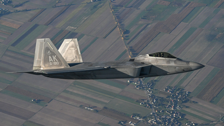 F22 in high G turn