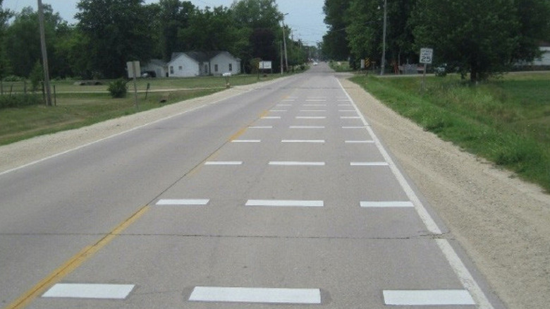 Speed reduction markings on road