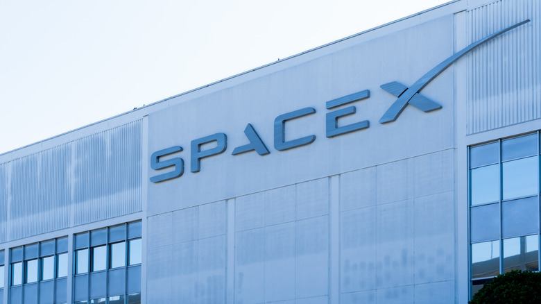 Fachada de la sede de SpaceX en Hawthorne, California