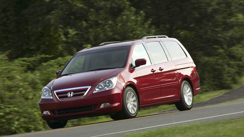 2005 Honda Odyssey Touring with Michelin PAX tires, front-left 3/4 view