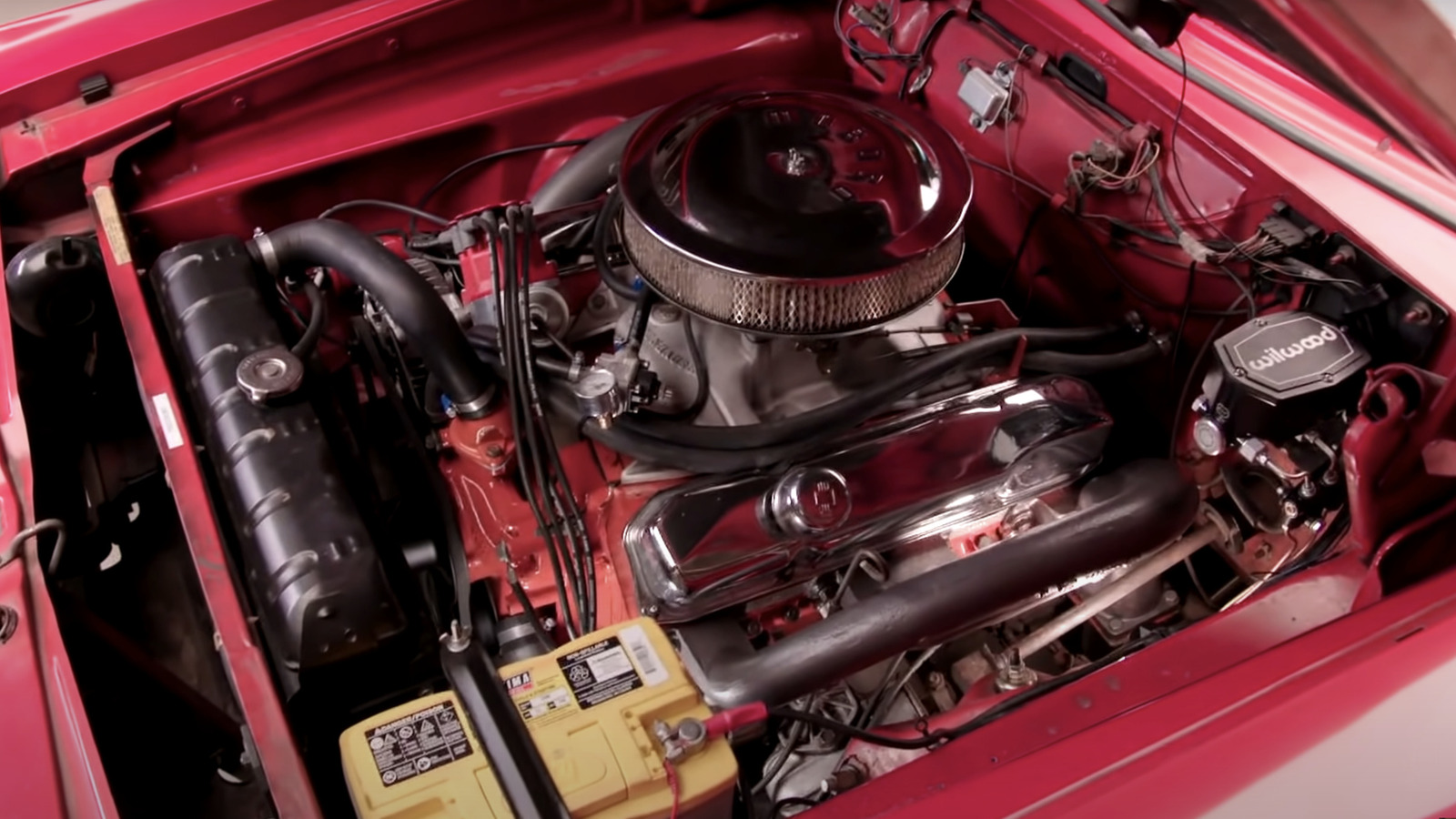 چرا Dodge Max Wedge V8 یکی از اولین موتورهای ماشین عضلانی در نظر گرفته می شود؟