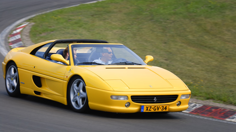 uma Ferrari F355 GTS em amarelo