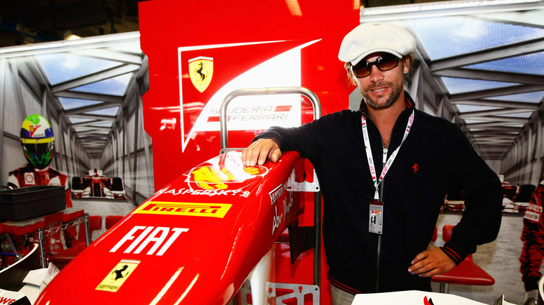 Jay Kay em uma garagem da Ferrari