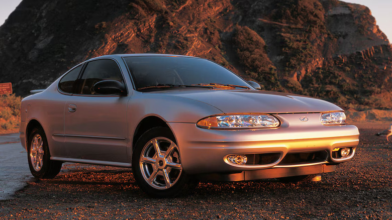 2001 Oldsmobile Alero, front-right three-quarter view