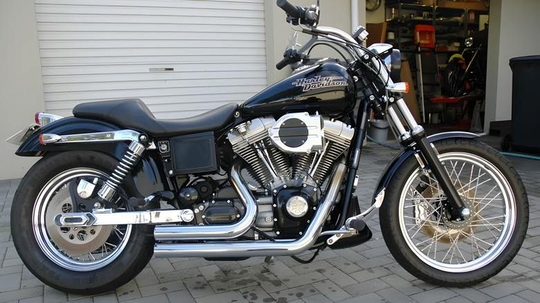 A 1999 Harley Davidson Dyna Super Glide FXD, side view