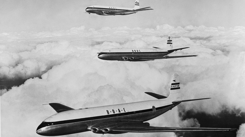 Comet 1 planes in flight