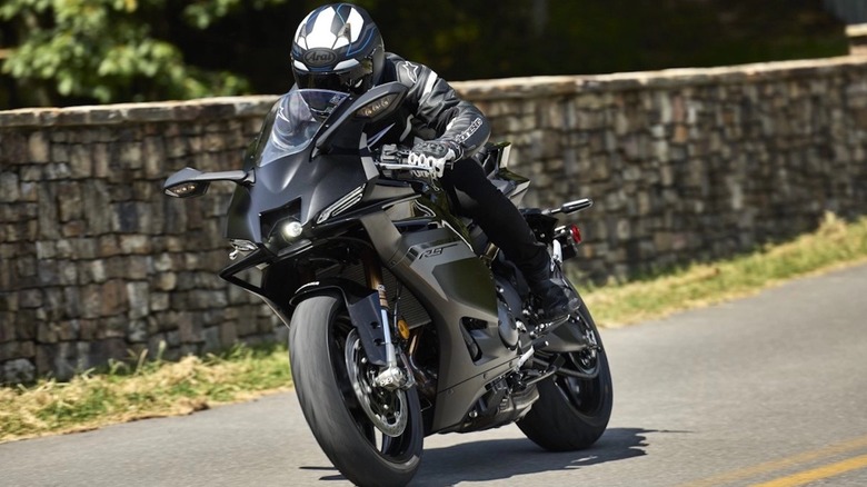 Yamaha R9