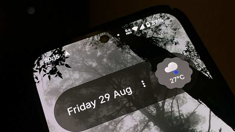 the white dot is seen on the status bar of a nothing phone 2a