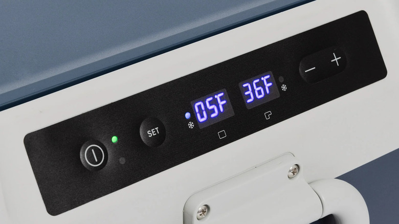 The control panel on the Igloo Dual Zone Active Cooler.