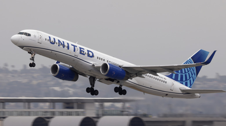 a united airline boeing 757 taking off