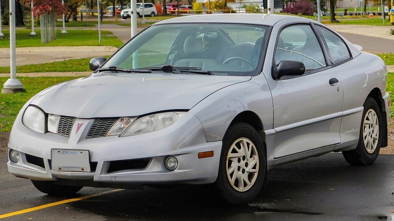 2004 Pontiac Sunfire coupe, front-left quarter view