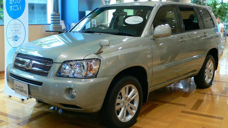 Japanese market Toyota Kluger Hybrid in a showroom in 2006